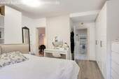 Elternschlafzimmer mit Blick ins Bad en Suite - 