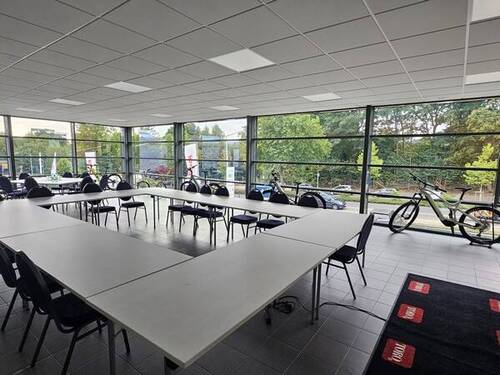 3.jpg - Topgepflegte Büroflächen mit einem ca. 100 m² großen Office-Showroombereich