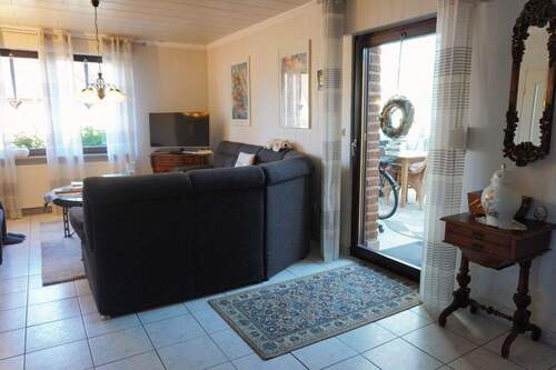 Wohnzimmer mit Zugang zum Wintergarten - 