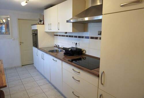 Küche mit Zugang zum Badezimmer - 