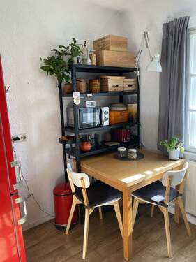 Küche mit praktischem Regal - Etagenwohnung mit 54,00 m&sup2; in München zur Miete