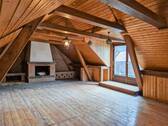 Wohnbereich mit Kamin und Zugang zur Dachterrasse im OG - 