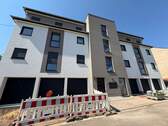 Vorderansicht Gebäude - Südausrichtung Wohnung VK mit Balkon, Kellerraum und Stellplatz