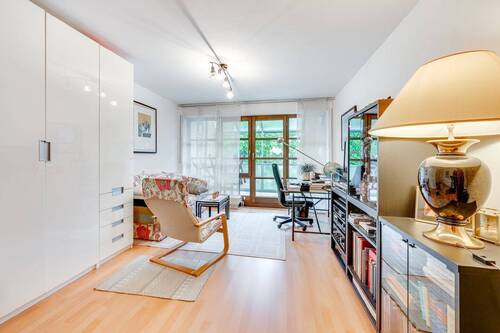 Wohnzimmer - AIGNER - Charmante 1-Zimmer-Wohnung mit sonnigem Balkon