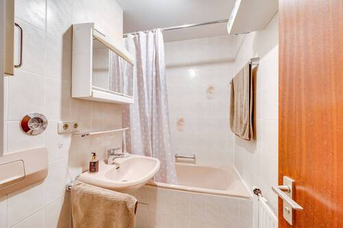 Badezimmer - Etagenwohnung mit 35,00 m² in Unterhaching zum Kaufen