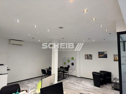 gute Beleuchtung - Büro in der Innenstadt - große Schaufenster