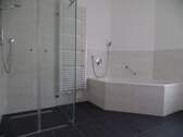 Bad mit Eckbadewanne - Etagenwohnung mit 81,00 m² in Herzogenaurach zur Miete