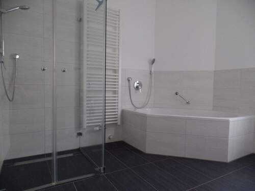 Bad mit Eckbadewanne - Etagenwohnung mit 81,00 m² in Herzogenaurach zur Miete
