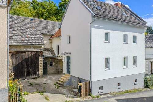 Frontansicht mit Scheune - 5 Zimmer Einfamilienhaus zum Kaufen in Braunfels