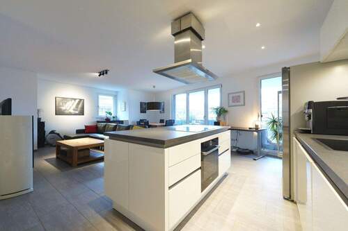 Wohnzimmer mit offener Küche - Moderne 3,5 Zimmer Wohnung in Stuttgart-West mit Balkon, Einbauküche, Aufzug, Tiefgarage, Wallbox