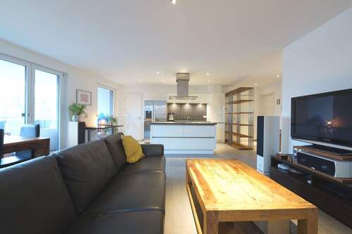 Wohnzimmer mit Balkon - 3 Zimmer Etagenwohnung zum Kaufen in Stuttgart