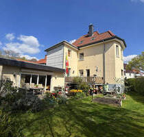 == Platz für die ganze Familie! Raumwunder mit Altbaucharme in ruhiger Innenstadtlage ==