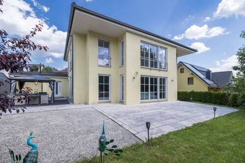 enansicht_Terasse_Einfamilienhaus - Exquisites Einfamilienhaus mit Doppelgarage und hochwertiger Ausstattung in Chemnitz, Adelsberg
