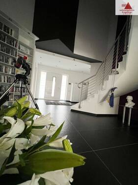 Treppenaufgang_Eingansbereich - 6 Zimmer Einfamilienhaus in Chemnitz