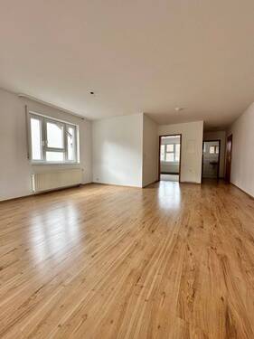 Wohn- und Esszimmer.jpg - Zentral gelegene 2-Zimmer-Wohnung mit Balkon und Stellplatz