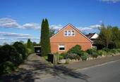 Zugang zum Haus und Zufahrt zum Carport - 5 Zimmer Einfamilienhaus in Dehnsen