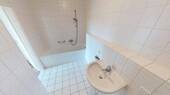Bad mit Wanne - 2 Zimmer Etagenwohnung zur Miete in Chemnitz