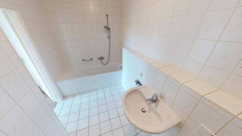 Bad mit Wanne - 2 Zimmer Etagenwohnung zur Miete in Chemnitz