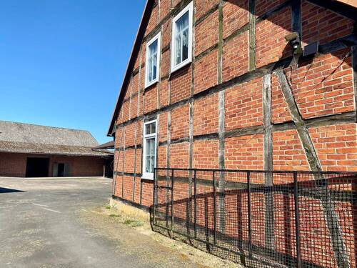 Zufahrt auf den Hof - Mehrfamilienhaus, Wohnhaus mit 290,00 m² in Soltendieck / Müssingen zum Kaufen