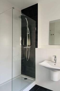 Bad mit Regendusche - 