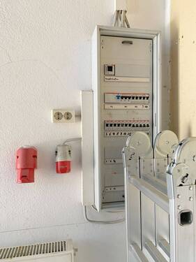 Starkstrom Garage - 