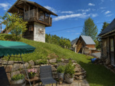 Terrasse und Baumhaus - 