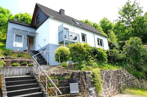 Bild 1 - Finden Sie Ihre Oase der Ruhe - Idyllisches Einfamilienhaus am Waldrand von Gilfershausen!