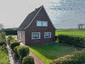 Aussenansicht Straßenseite - Fischerdorf Ditzum: Bezugsfreies Einfamilienhaus mit weitem Blick in die Landschaft