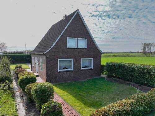 Aussenansicht Straßenseite - Fischerdorf Ditzum: Bezugsfreies Einfamilienhaus mit weitem Blick in die Landschaft