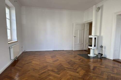 Wohnbereich mit Kaminofen - 4 Zimmer Etagenwohnung zur Miete in Landsberg