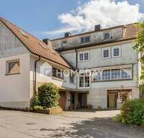 Historisches Mehrfamilienhaus mit drei Wohneinheiten und großem Grundstück in Steinau