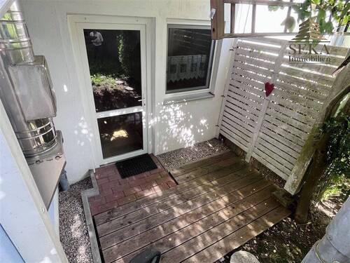 Kleine Terrasse vor zusätzlichem Raum im UG - 