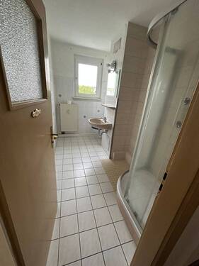 Bad mit Fenster.jpg - 3 Zimmer Etagenwohnung in Weißenfels