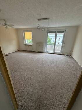 Wohnzimmet.jpg - Etagenwohnung mit 67,00 m² in Weißenfels zum Kaufen