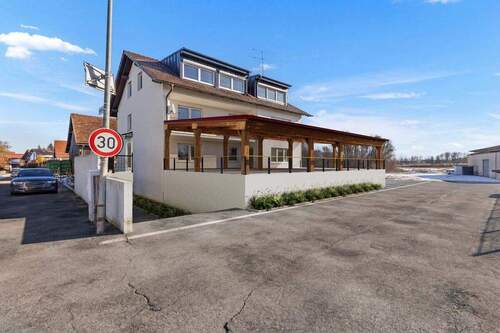 Außensicht - Großzügige Erdgeschosswohnung mit überdachter Terrasse & eigener Doppelgarage