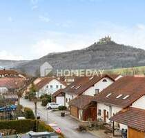 Blick auf die Burg Hohenzollern - Modern renovierte Dachgeschosswohnung mit Balkon und TG-Stellplatz - Hechingen