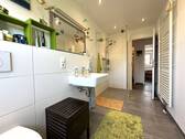 … und ebenerdiger Dusche - 