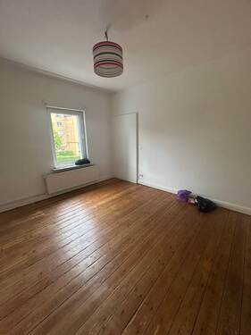 Schlafzimmer - Charmante 3-Zimmer-Wohnung mit hohen Decken, Einbauküche und Top-Lage im Herzen von Geesthacht