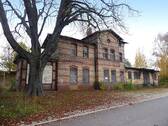 Blick auf das Bahnhofsgebäude - Ehemaliges Bahngebäude mit Güterschuppen und Nebengelass in Aschersleben