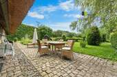 Terrasse hinder dem Haus - 