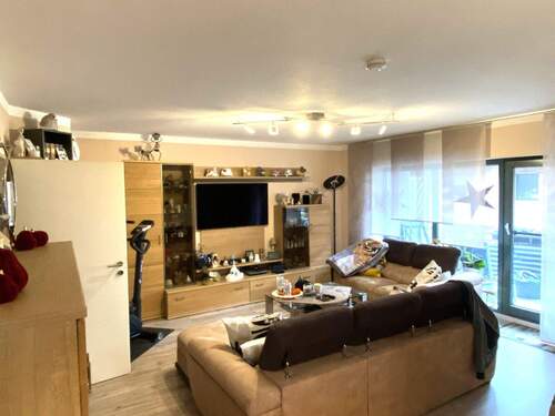 Wohnzimmer mit Zugang zur Loggia - Etagenwohnung mit 80,00 m&sup2; in Krefeld zum Kaufen