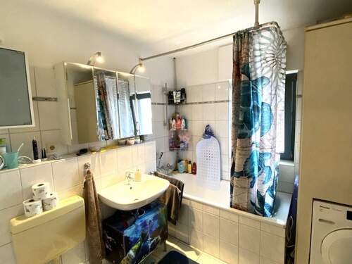 Bad mit Badewanne und Fenster - 