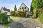 Einfahrt + Außenstellplatz - 4 Zimmer Einfamilienhaus in Dresden