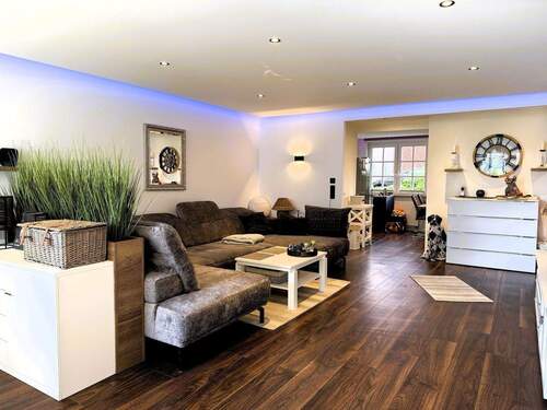 Wohnzimmer.jpg - Eutiner Adresslage. Einmalige, sanierte 3-Zimmer-Designwohnung mit Loggia und Seeblick.