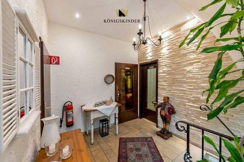 Eingang Gaststätte - Freistehendes Gebäude mit Gaststätte und Wohnung im Ortskern von Scharnhausen