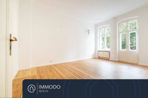 Wohnzimmer - ?? Helle Altbau-Perle nahe Rehberge: 2-Zi mit Balkon, Aufzug, EBK, Dielen & charmantem Erkerzimmer