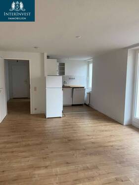 Wohnzimmer mit Küchennische - Etagenwohnung mit 58,00 m&sup2; in Magdeburg zur Miete