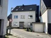 Vorderansicht und Garage - 7 Zimmer Mehrfamilienhaus, Wohnhaus zum Kaufen in Brilon