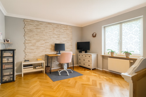 Helles Home-Office mit natürlichem Licht - 