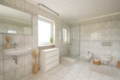 Helles Badezimmer mit modernen Akzenten - 